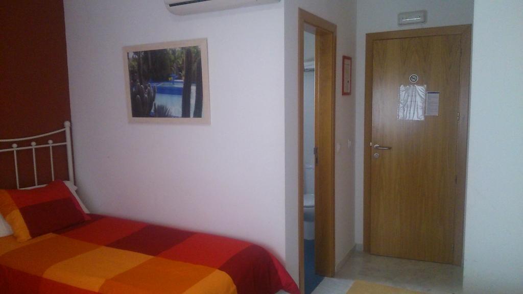Hostal Monteluna Rociana Habitación foto